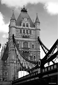 london bridge in black and white